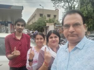 इस बार चुनाव आयोग की अपील है कि परिवार के साथ अपनी तस्वीरे ले।