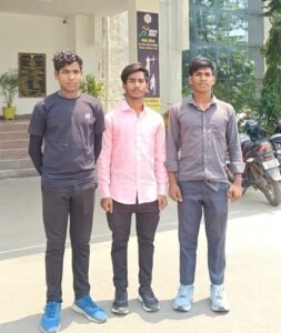 बिलासपुर चयनित छात्र (बाएँ से दाएँ): रिंकु पुरसेठ, आदित्य चौहान, चित्रसेन निषाद