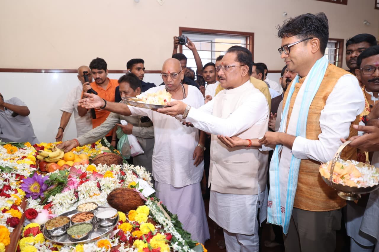 गुरु पूर्णिमा पर बनोरा अघोर पीठ पहुंचे मुख्यमंत्री, लिया आशीर्वाद