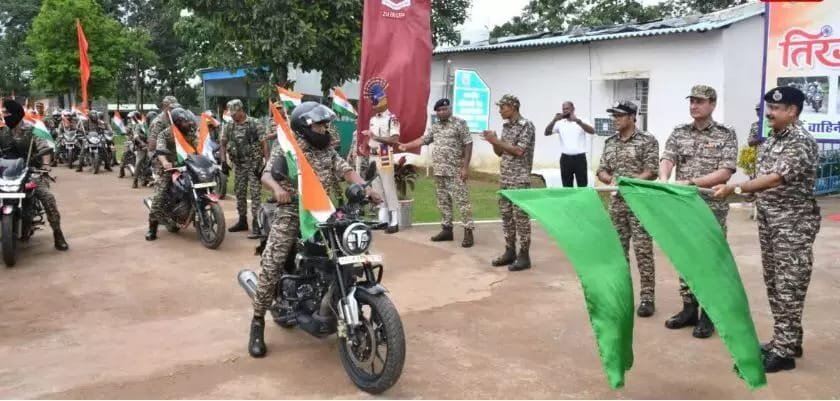 बीजापुर में सुरक्षा बलों ने तिरंगा बाइक रैली निकाल दिए संदेश