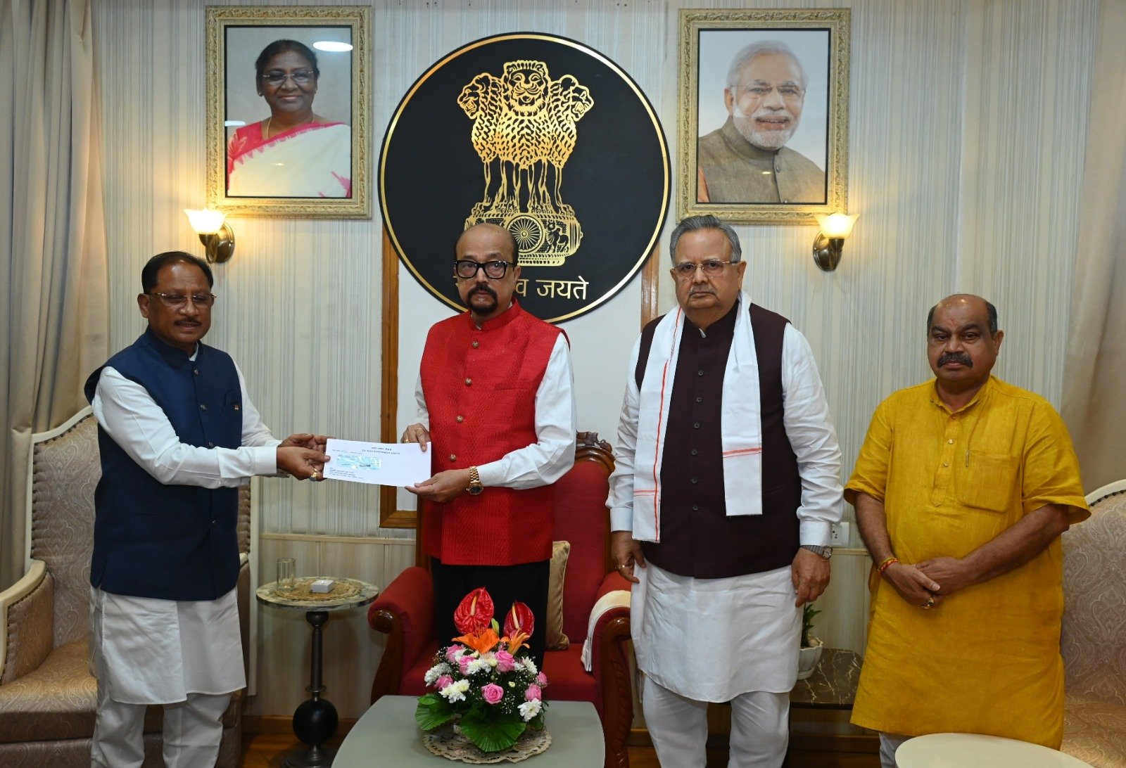मुख्यमंत्री साय ने राज्यपाल डेका को सौंपा असम राहत का 5 करोड़ चेक