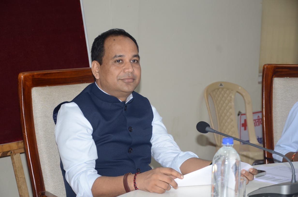 लंबित प्रकरणों पर कलेक्टर सख्त, लोक सेवा गारंटी में लापरवाही पर कार्रवाई