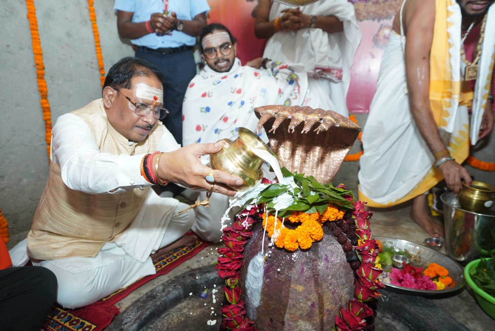 मुख्यमंत्री साय ने बाबा कर्मेश्वर का किया रुद्राभिषेक, कर्रा में मंगल भवन की घोषणा