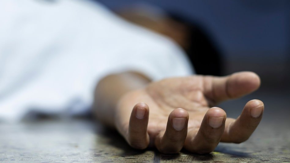 पेड़ ने फांसी में लटका युवक, इलाके में सनसनी