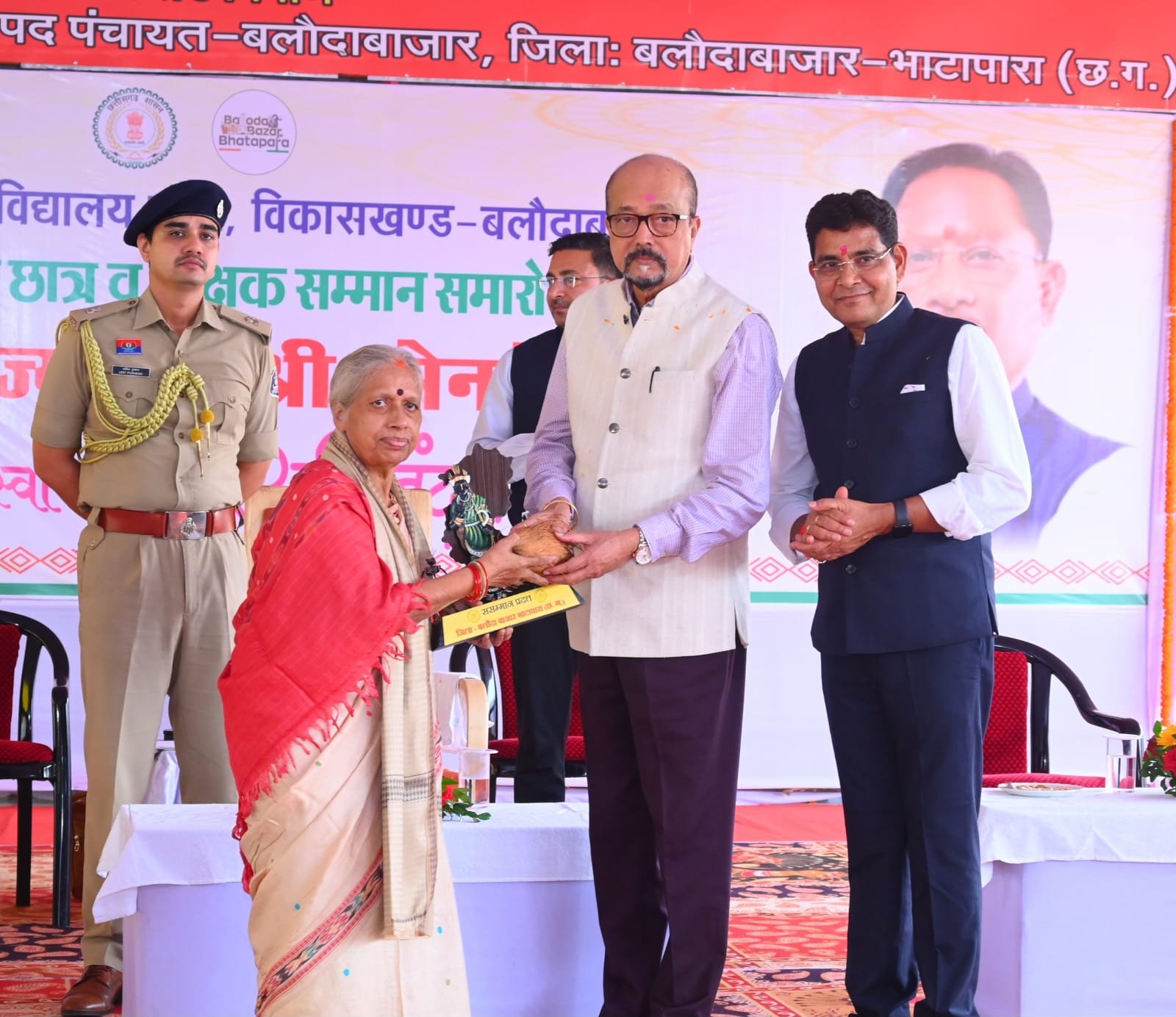राज्यपाल रमेन डेका ने छात्रों से कहा, लक्ष्य तय करें और जुनून से मेहनत करें