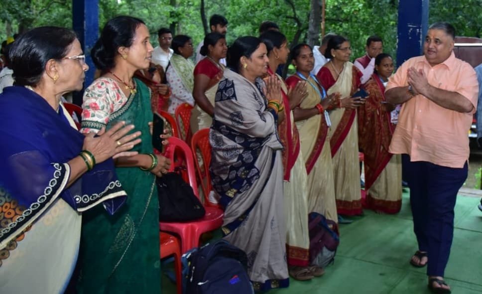 रामगढ़ में मितानिनों से मंत्री राजेश अग्रवाल ने किया आत्मीय संवाद