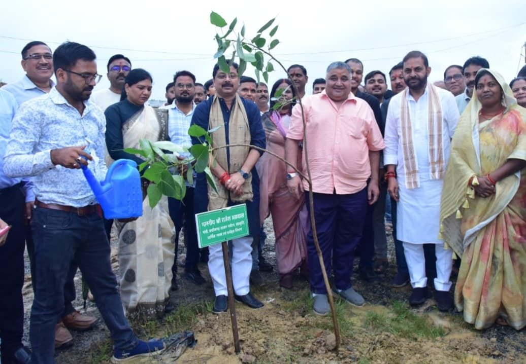 अम्बिकापुर से शुरू हुआ एक पेड़ माँ के नाम अभियान, विकास कार्यों का लोकार्पण   