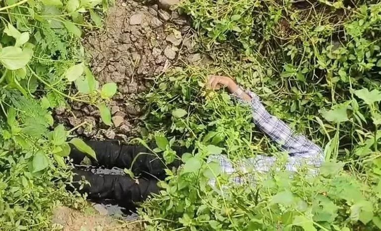 रेलवे लाइन के किनारे नाले में एक युवक का शव, इलाके में फैली सनसनी