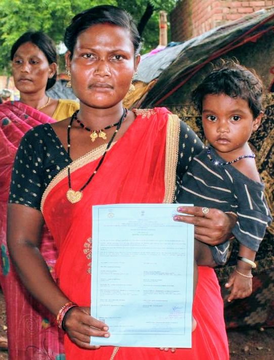 सपेरा समुदाय के परिवारों तक पहुंचा प्रशासन, आधार और जन्म प्रमाण पत्र बने