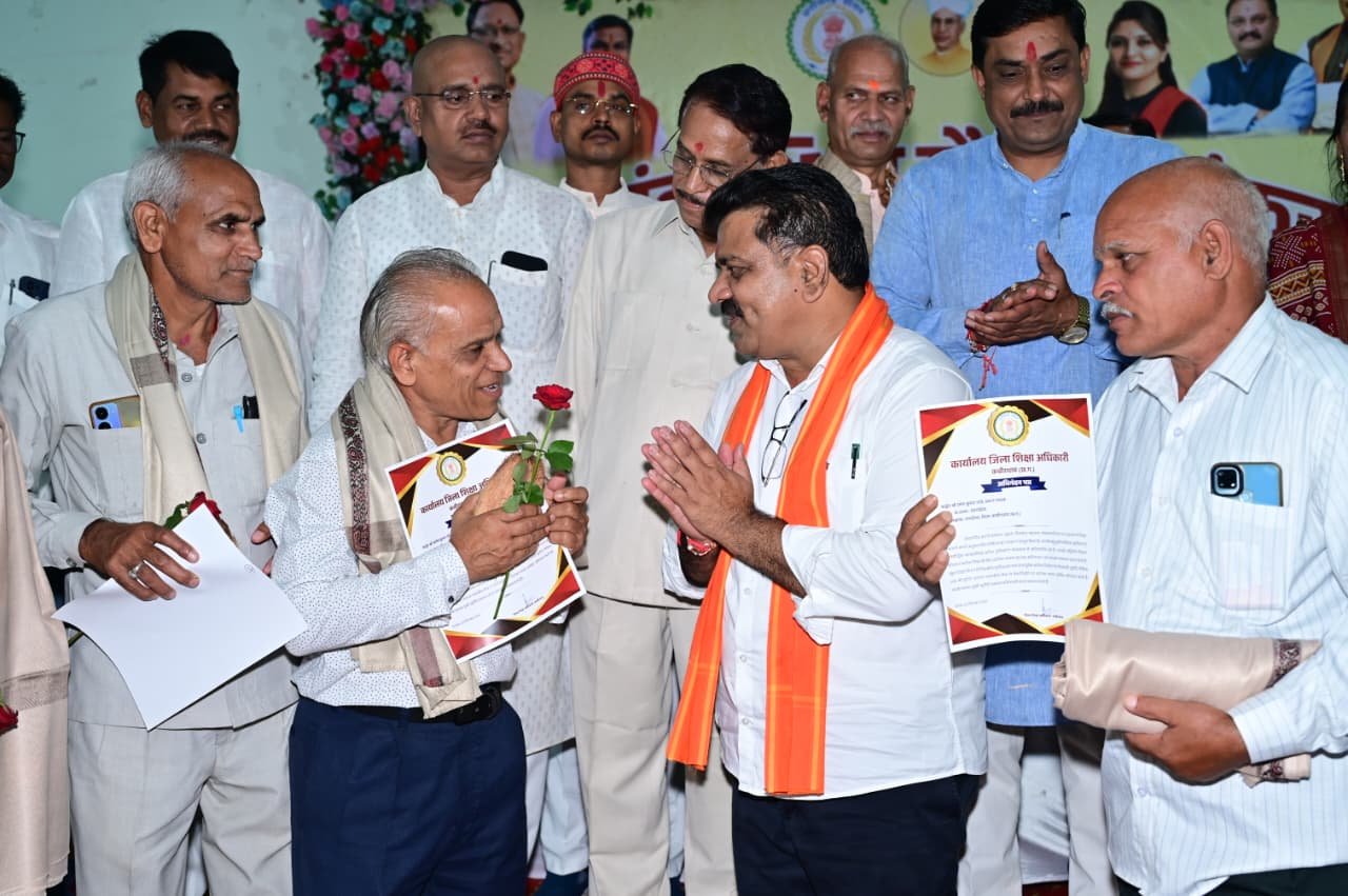 कवर्धा में 108 शिक्षकों का सम्मान, उप मुख्यमंत्री ने गुरुजनों का लिया आशीर्वाद