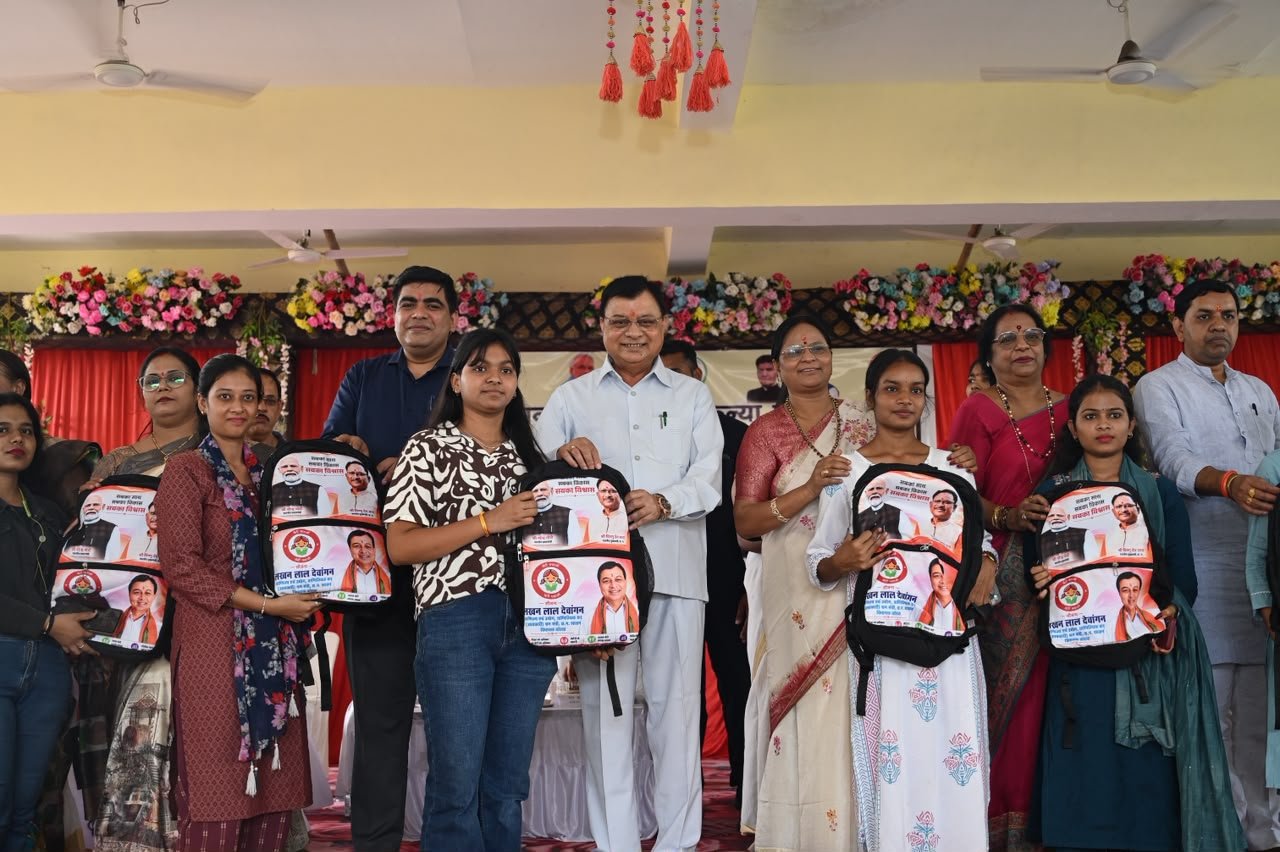 कोरबा में 1500 छात्राओं को एजुकेशन किट, कॉलेज में बनेगा विशाल डोम