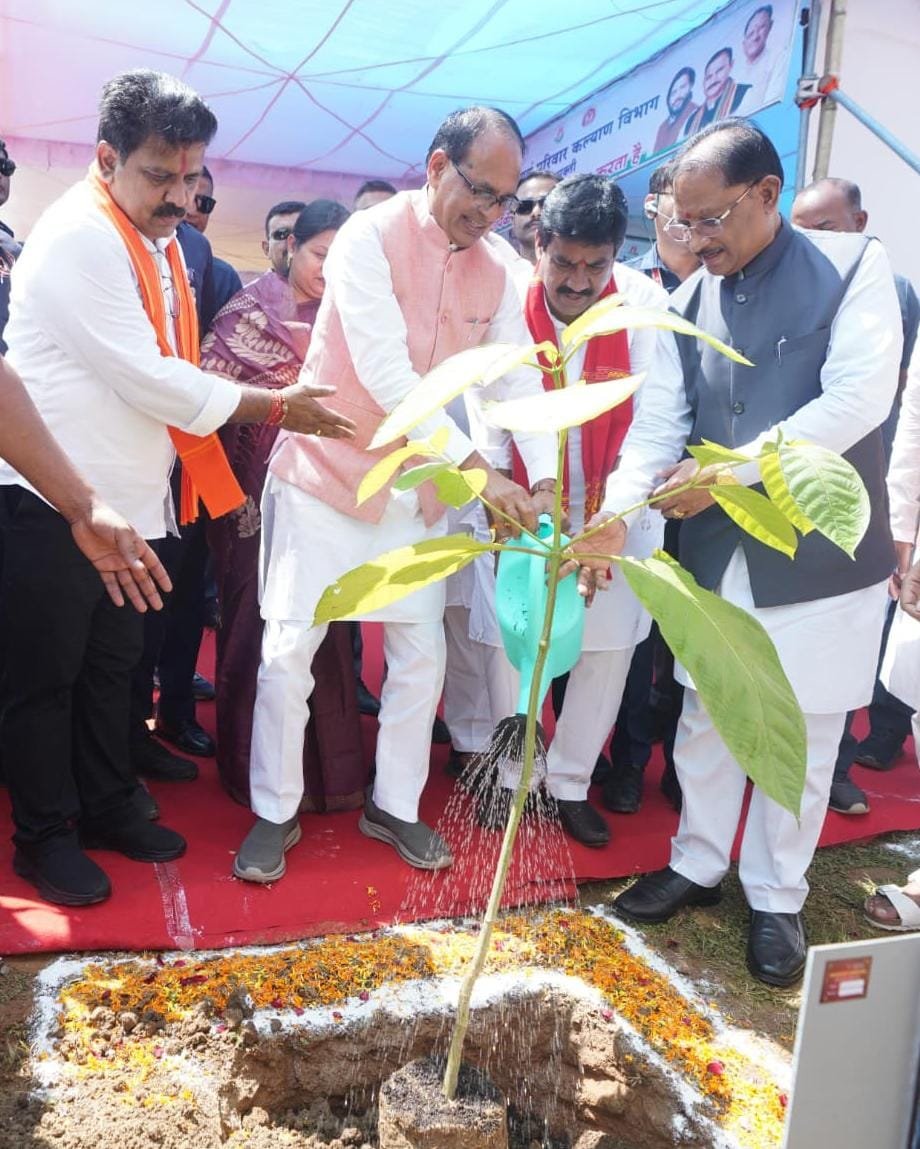 एक पेड़ माँ के नाम: शिवराज ने लगाया कदम, विष्णुदेव साय ने रोपा बादाम का पौधा