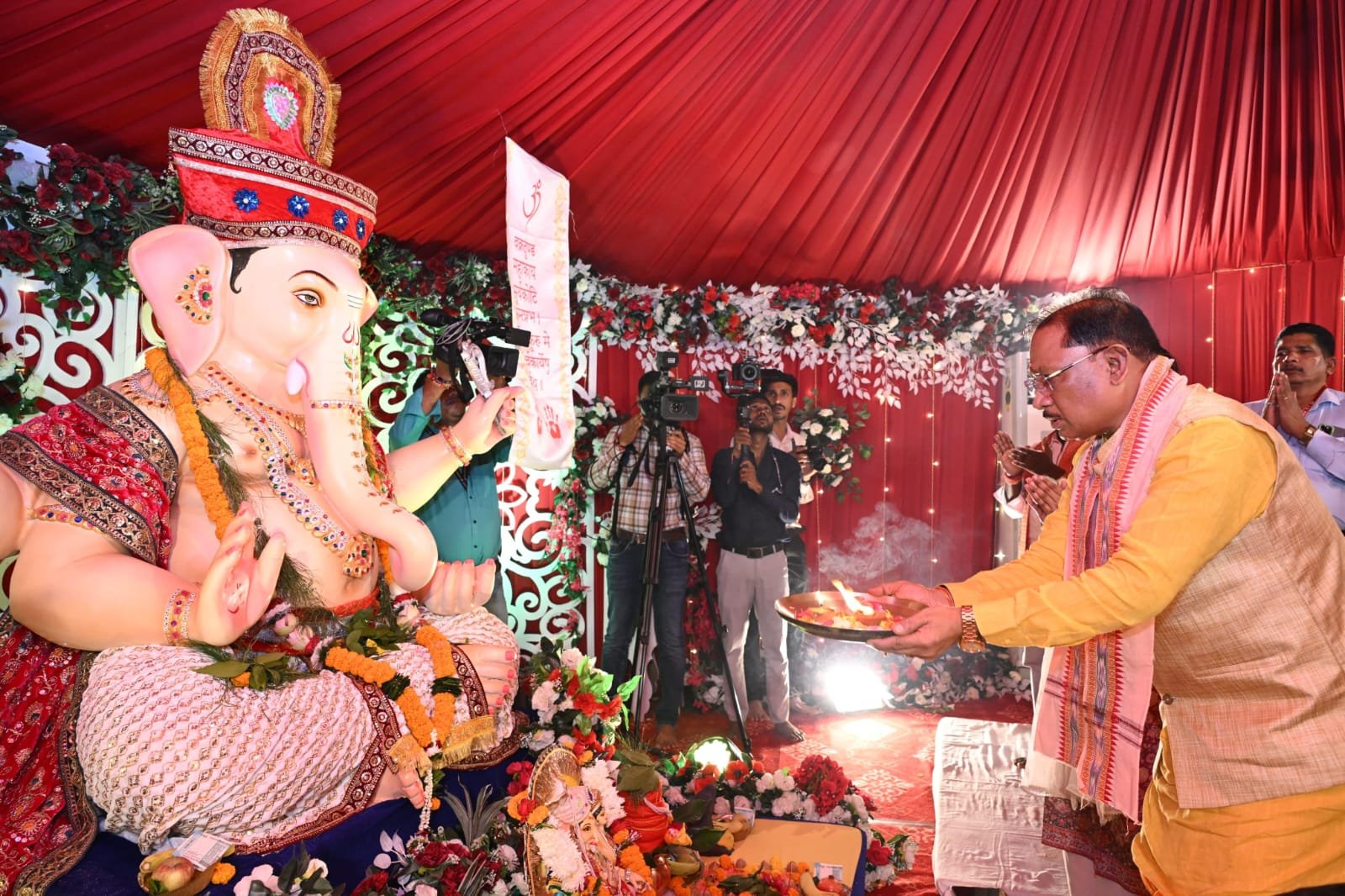 गणेश चतुर्थी पर मुख्यमंत्री निवास में गूंजे गणपति बप्पा के जयकारे