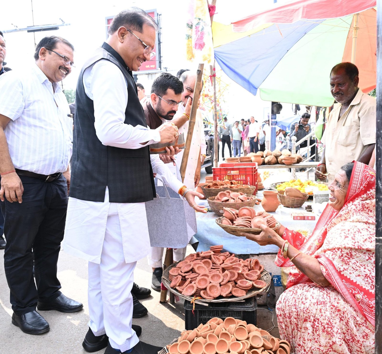 मीरा के पसरे पर पहुंचे मुख्यमंत्री साय, खरीदा आशीर्वाद का दीया