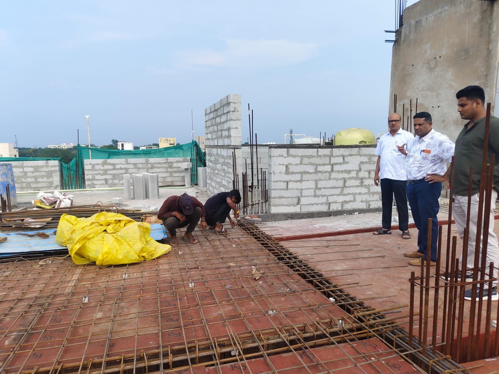 रायपुर में मानसरोवर भवन के तृतीय तल पर अवैध निर्माण पर निगम की कार्रवाई