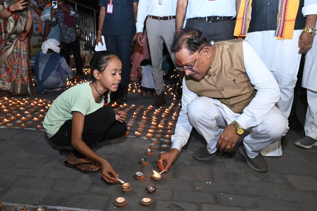 रायपुर में 25 लाख दीयों से जगमगाई राजधानी, ‘आशीर्वाद का दीया’ बना रिकॉर्ड