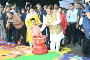 रायपुर में 25 लाख दीयों से जगमगाई राजधानी, ‘आशीर्वाद का दीया’ बना रिकॉर्ड