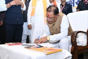 IMG-20260918-WA0012-300x200 रायपुर में नई पहल, मरीन ड्राइव पर मुफ्त पढ़ने की खास सुविधा