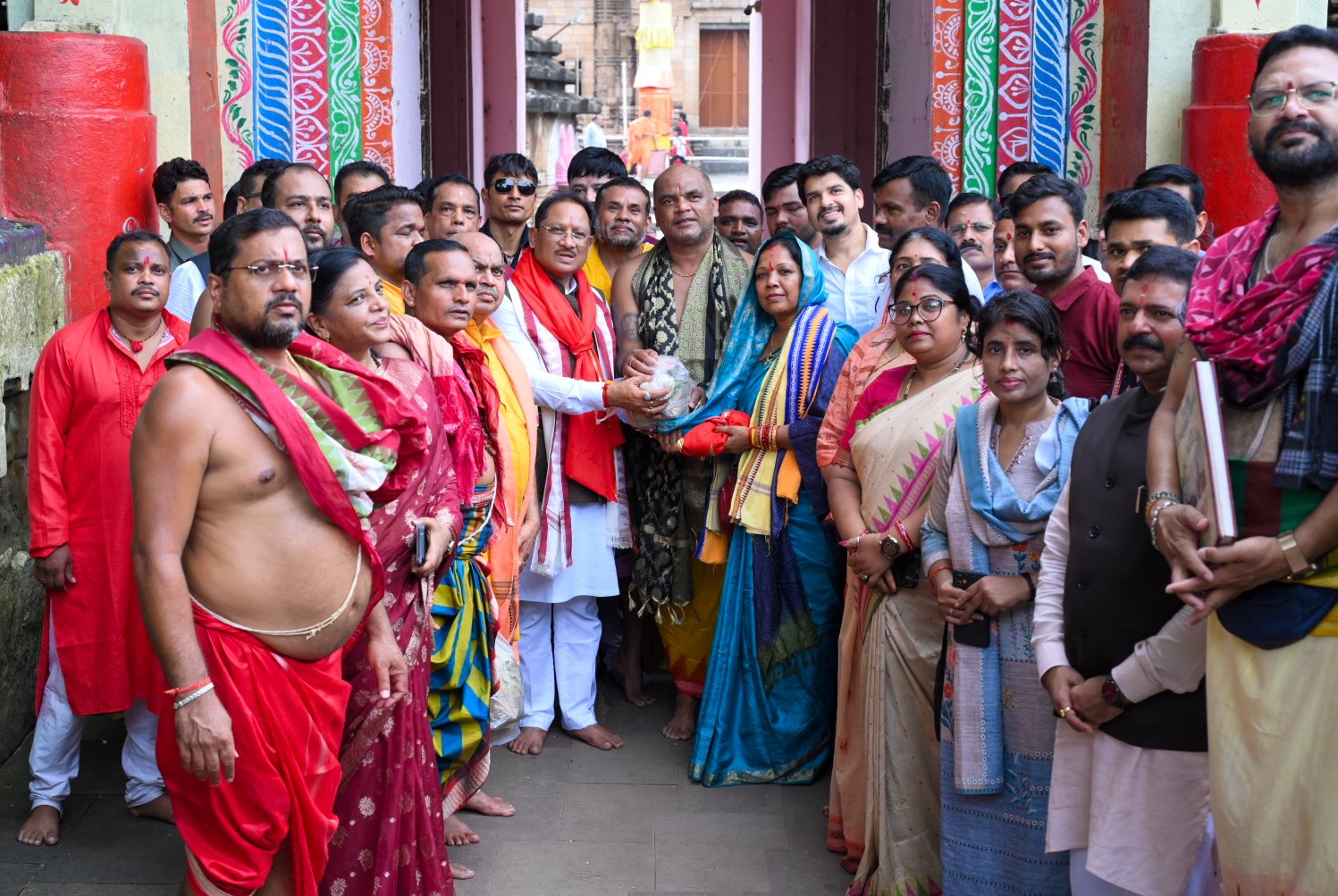 लिंगराज मंदिर पहुंचे CM साय, छत्तीसगढ़ की सुख-समृद्धि के लिए की पूजा