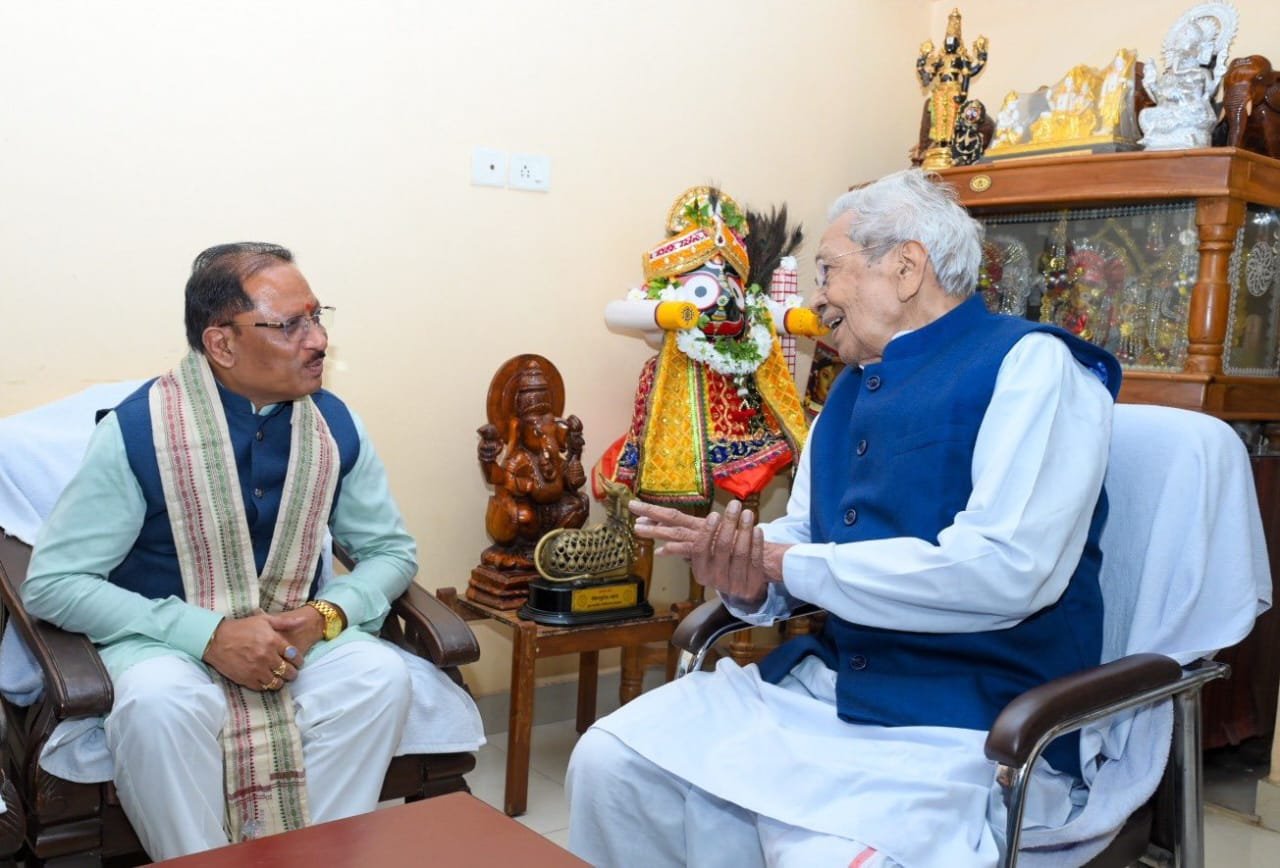 ओडिशा प्रवास के दौरान मुख्यमंत्री विष्णु देव साय ने पूर्व राज्यपाल से की मुलाकात