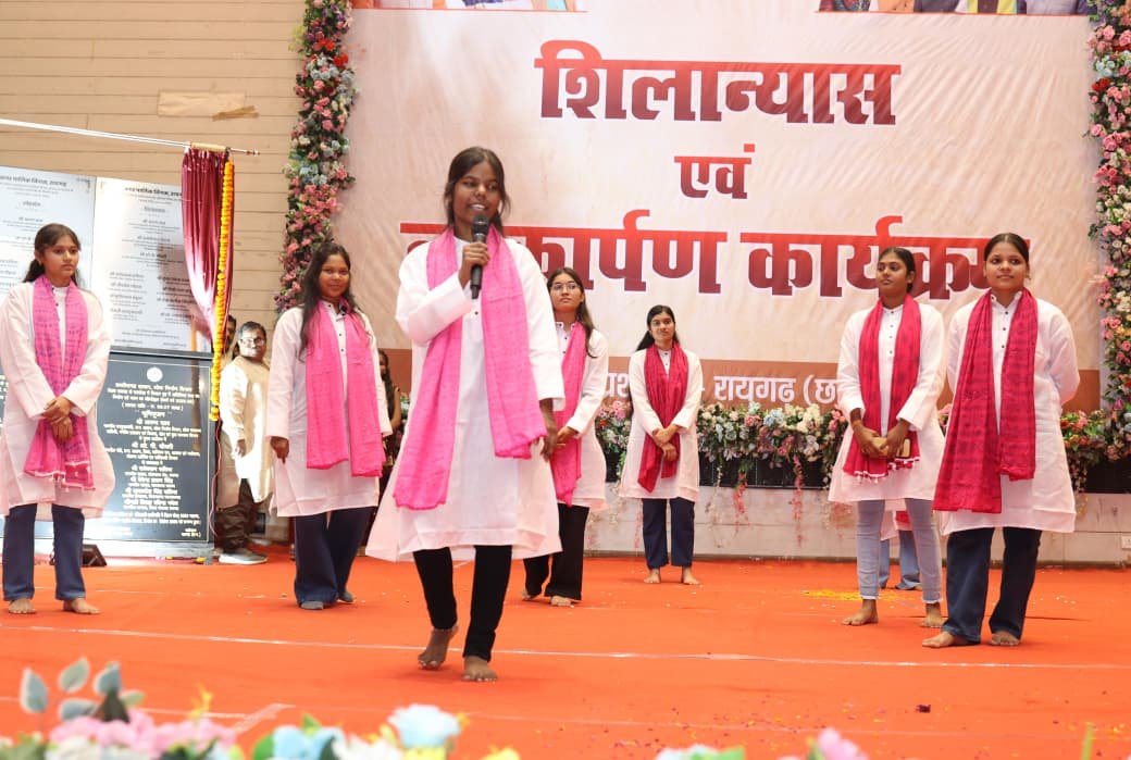 रायगढ़ में छात्रों ने मंच पर दिखाई मोदी की 25 साल की सेवा यात्रा