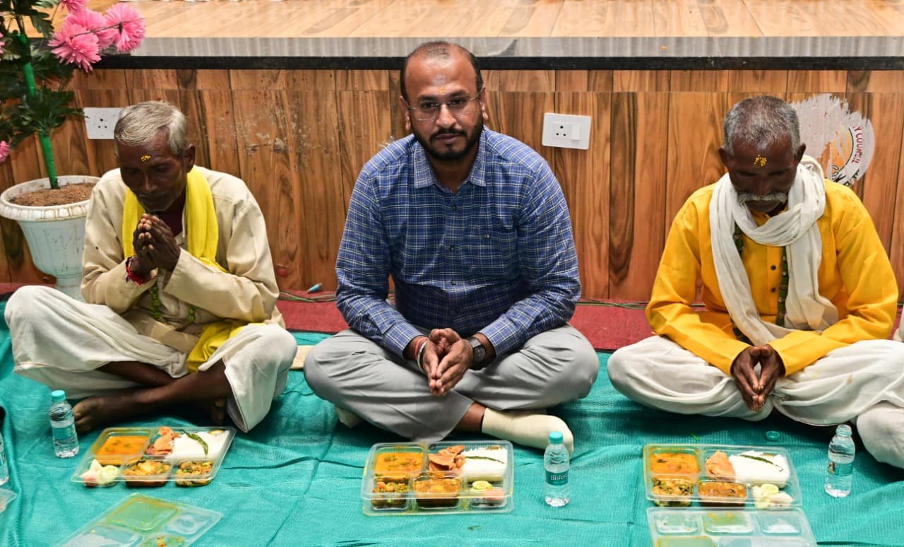 नेवता भोज में दिखी सामाजिक समरसता, बैगा पुजारी-अधिकारी साथ बैठे