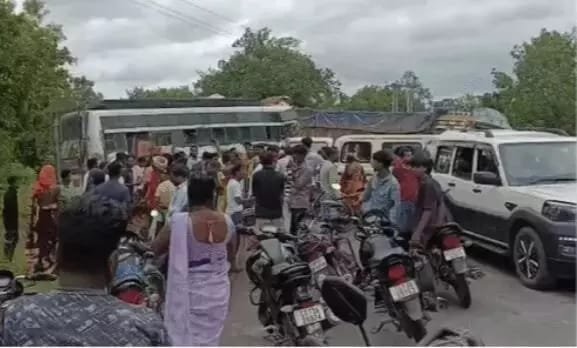 रायगढ़ जिले में बस और ट्रक में भीषण टक्कर, कई यात्री हुए घायल