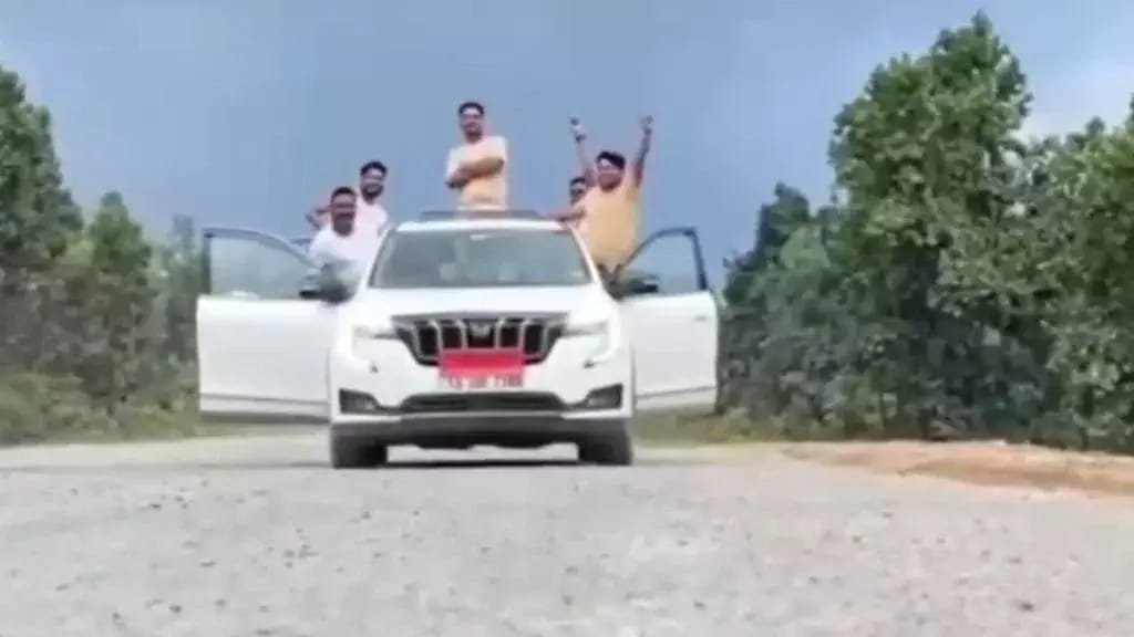 NH-343 पर चलती कार में स्टंट करना पड़ा भारी, विडियो वायरल होने के बाद हुई कार्यवाही