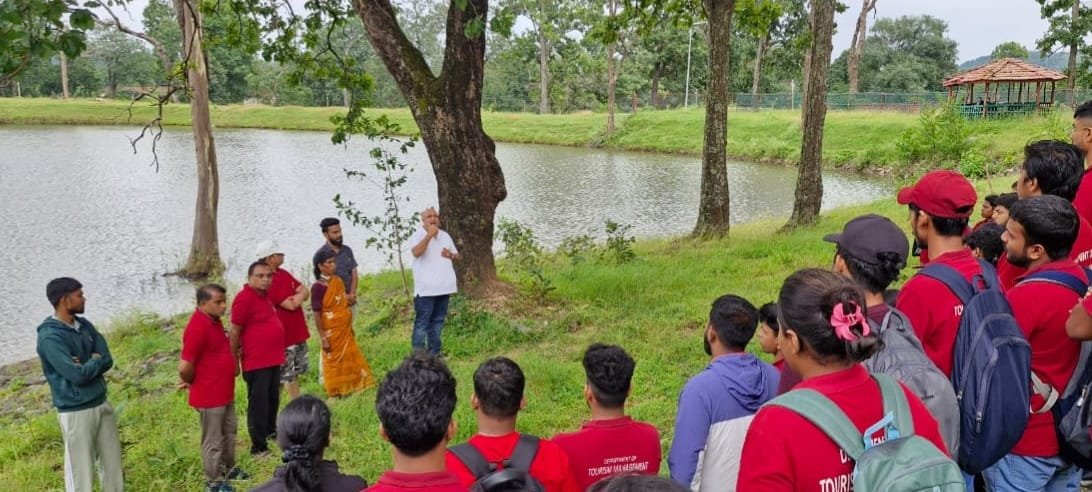 थाड़पथरा में 90 विद्यार्थियों ने करीब से जानी बैगा संस्कृति और पर्यटन
