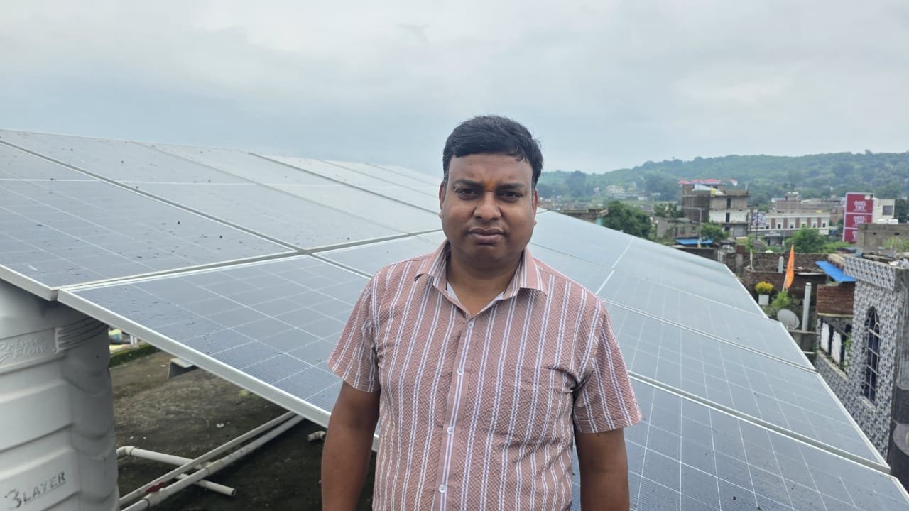 पीएम सूर्य घर योजना से मनोरंजन सिंह का घर बना ऊर्जा आत्मनिर्भर