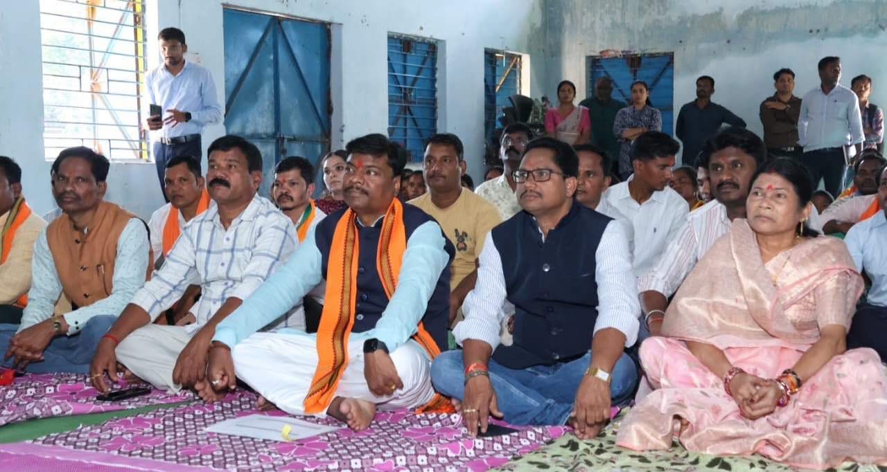 कुंगारपाल में वन मंत्री केदार कश्यप संग ग्रामीणों ने सुनी मन की बात