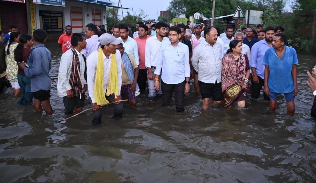 बाढ़ प्रभावित गांवों में पहुंचे टंक राम वर्मा, हरसंभव मदद का भरोसा