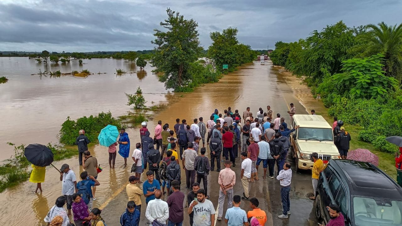 बाढ़ प्रभावित इलाकों में प्रशासन की बड़ी कार्रवाई, 16 हजार से ज्यादा लोग सुरक्षित