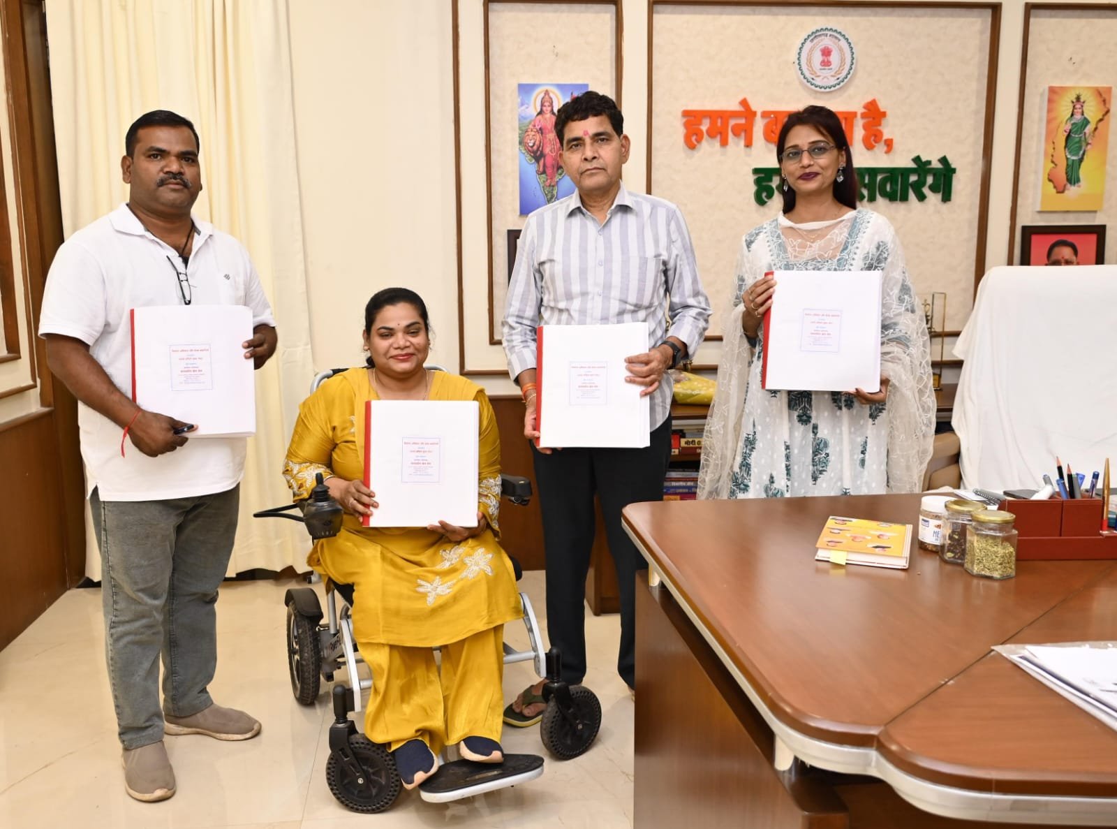 दृष्टिबाधित विद्यार्थियों को मिलेगा अधिकारों और योजनाओं का ज्ञान, ब्रेल पुस्तक का विमोचन