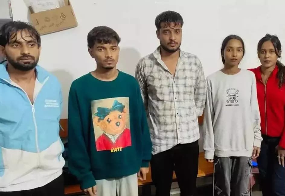 पुल पार करते समय कार बही पानी में, पांच को जान में खेल कर बचाया पुलिस वालो ने