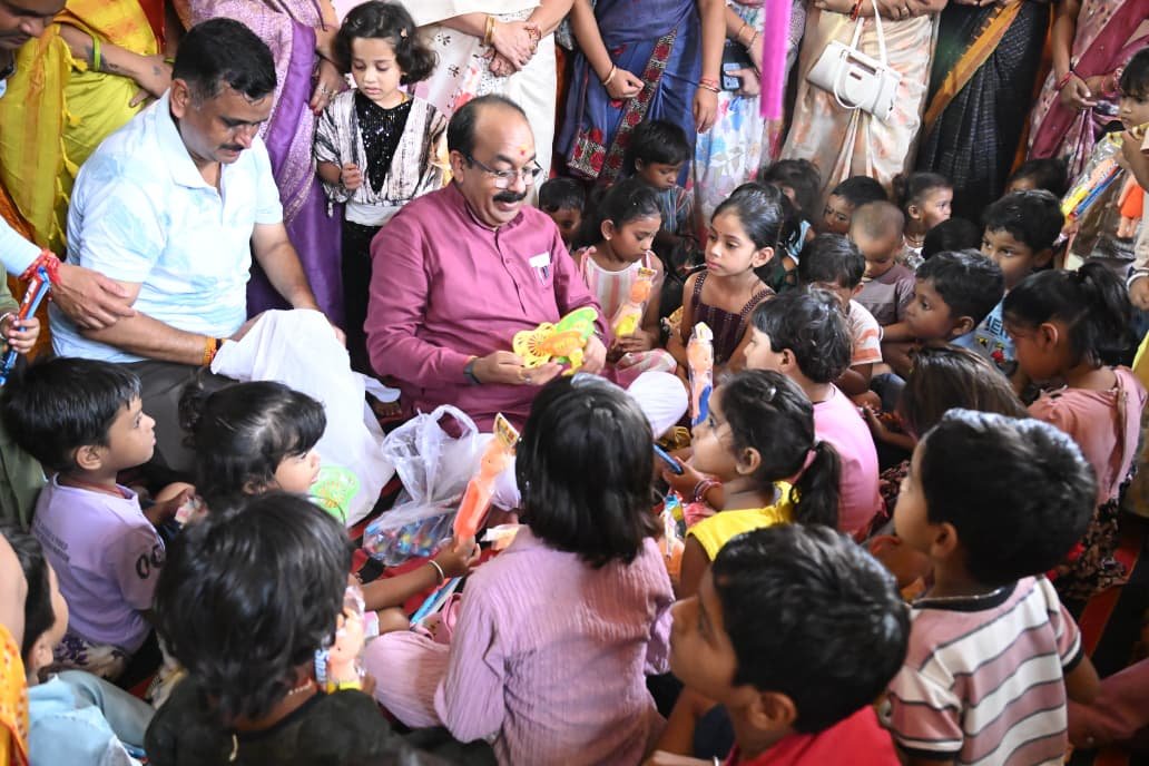 लोरमी में बच्चों संग जमीन पर बैठे अरुण साव, खिलौने-मिठाई बांटकर जीता नन्हों का दिल