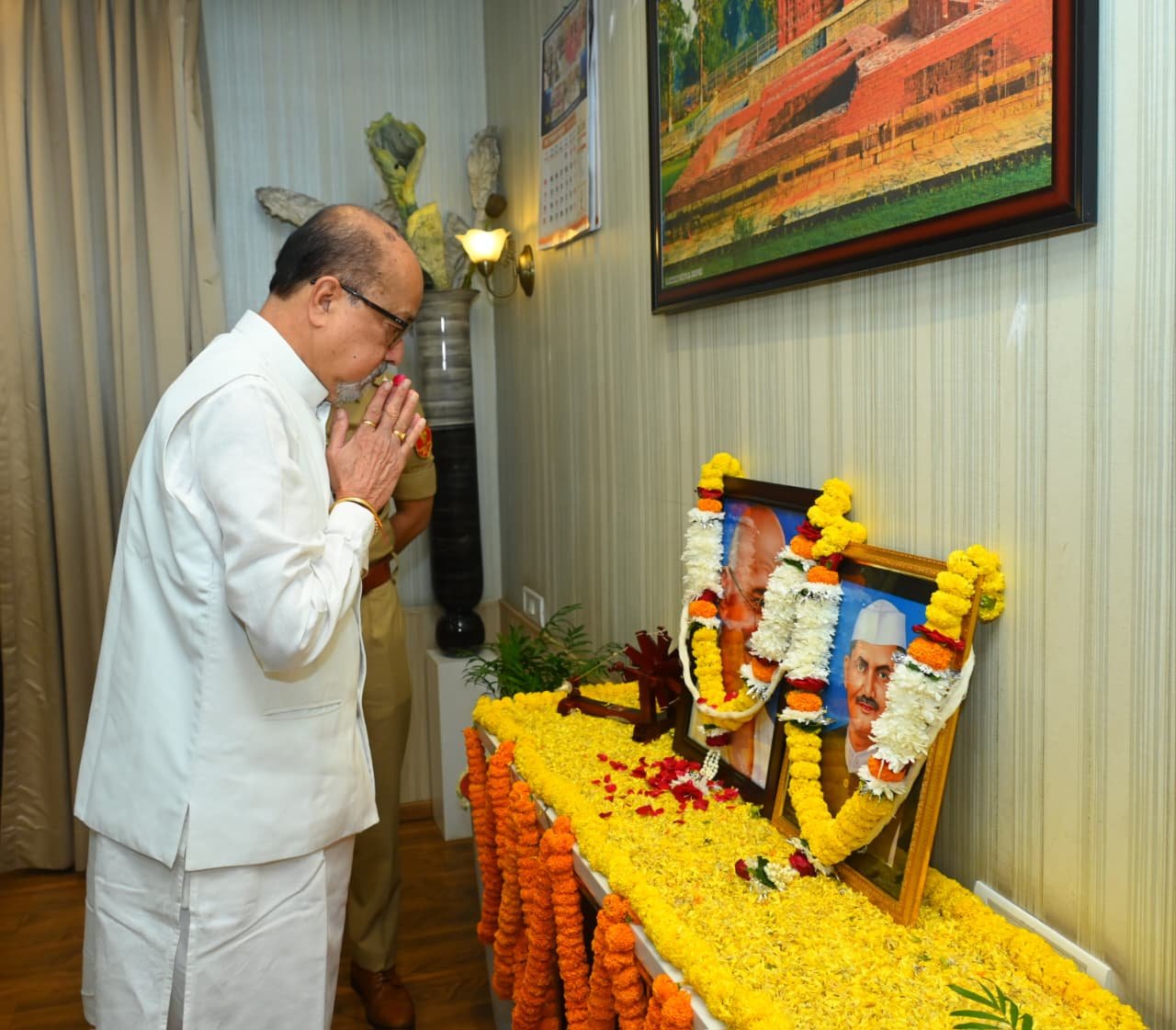 गांधी-शास्त्री जयंती पर राज्यपाल रमेन डेका ने किया नमन, अर्पित किए श्रद्धासुमन
