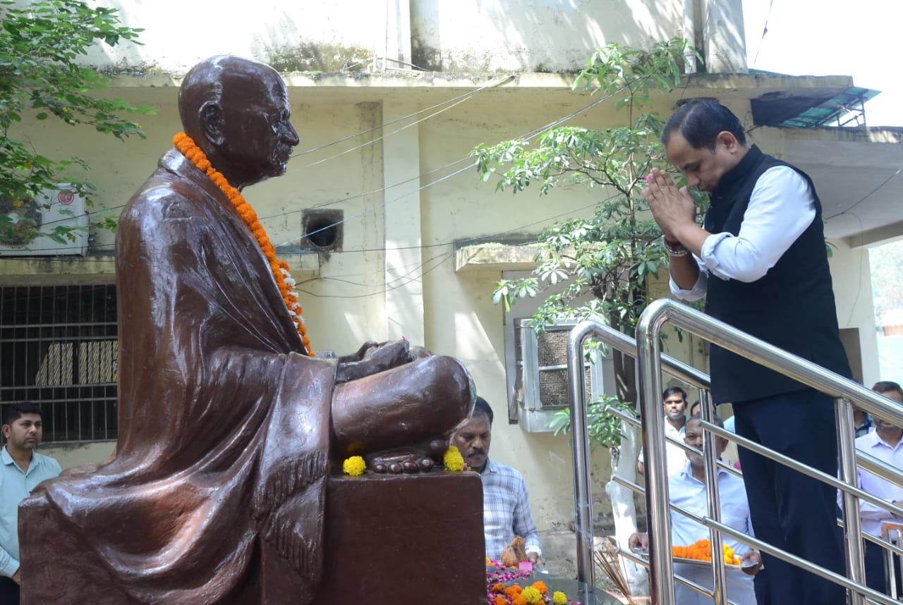 गांधी जयंती पर कलेक्टर गौरव सिंह ने बापू को किया नमन