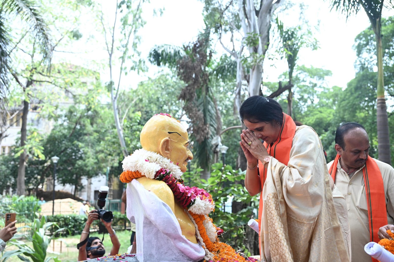 गांधी जयंती पर रायपुर में महापौर मीनल चौबे और सभापति ने किया नमन