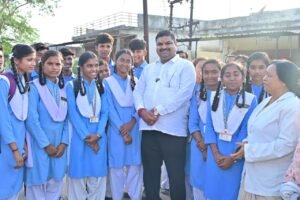 IMG-20261005-WA0162-300x200 स्कूल से लौटते बच्चों के बीच पहुंचे शिक्षा मंत्री, सुनीं स्कूल की जरूरतें