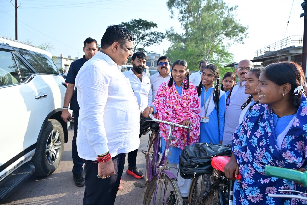 स्कूल से लौटते बच्चों के बीच पहुंचे शिक्षा मंत्री, सुनीं स्कूल की जरूरतें