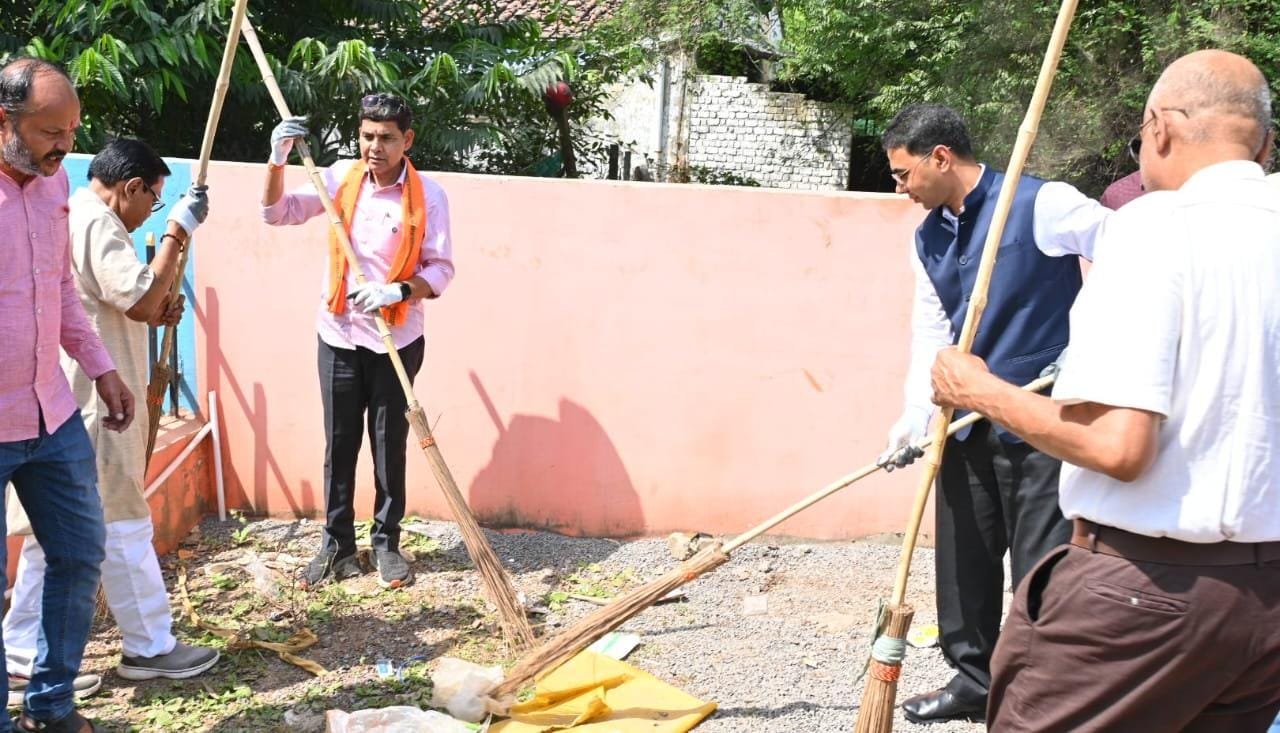 बलौदाबाजार में मंत्री टंक राम वर्मा ने थामी झाड़ू, चला स्वच्छता अभियान