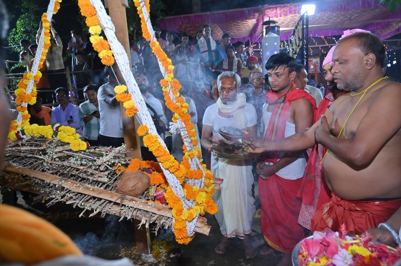 बस्तर दशहरा 2026 का आगाज, कांटों के झूले पर विराजीं मां काछनदेवी