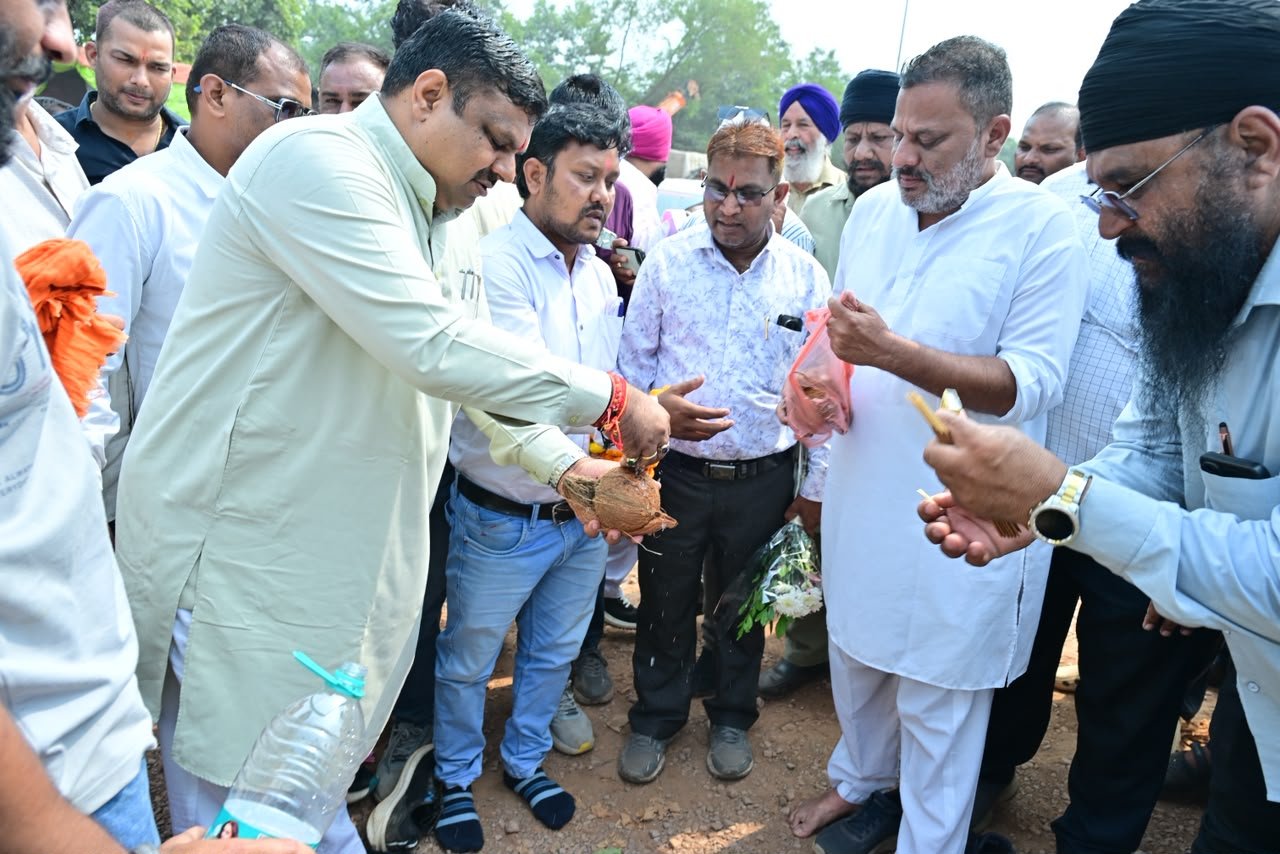दुर्ग के ट्रांसपोर्ट नगर में 1.05 करोड़ से बनेगी सीसी रोड, मंत्री ने किया भूमिपूजन
