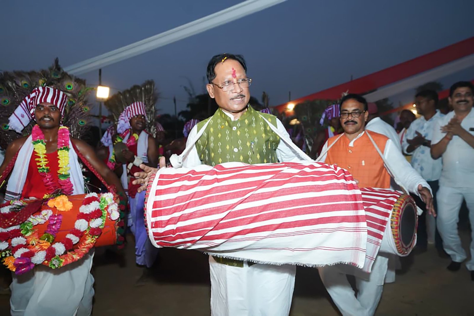 मुख्यमंत्री विष्णु देव साय ने सारसमाल में किया कर्मा नृत्य, शिक्षा पर दिया जोर