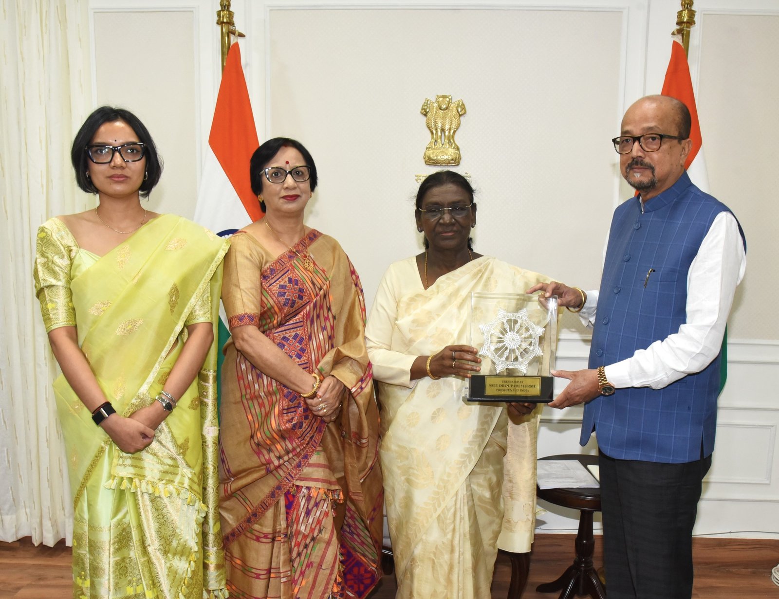 राष्ट्रपति द्रौपदी मुर्मु को राज्यपाल ने भेंट की पहाड़ी मैना की प्रतिकृति