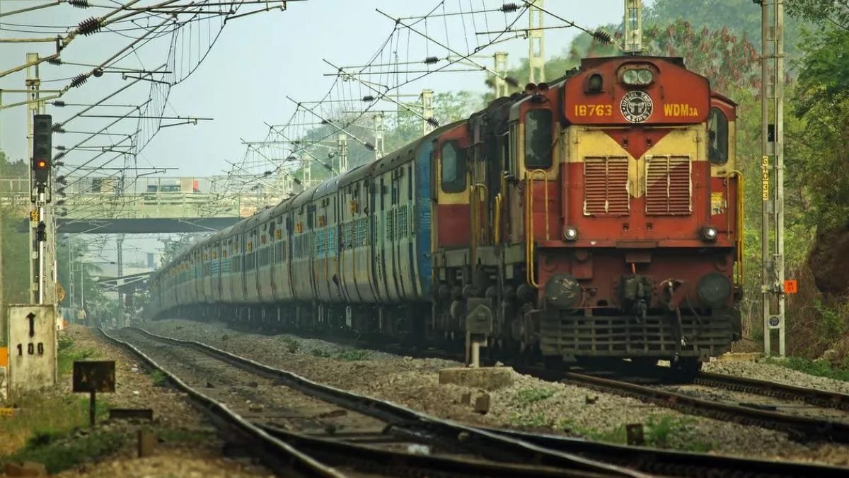बिलासपुर-तिरुनेलवेली एक्सप्रेस का इंजन केरल में पटरी से उतरा, मची अफरातफरी 