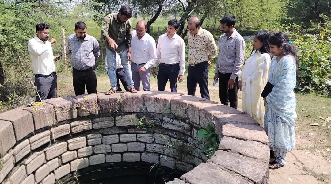 बेमेतरा में वीबी-जी राम जी योजना के कार्यों का आयुक्त ने किया निरीक्षण
